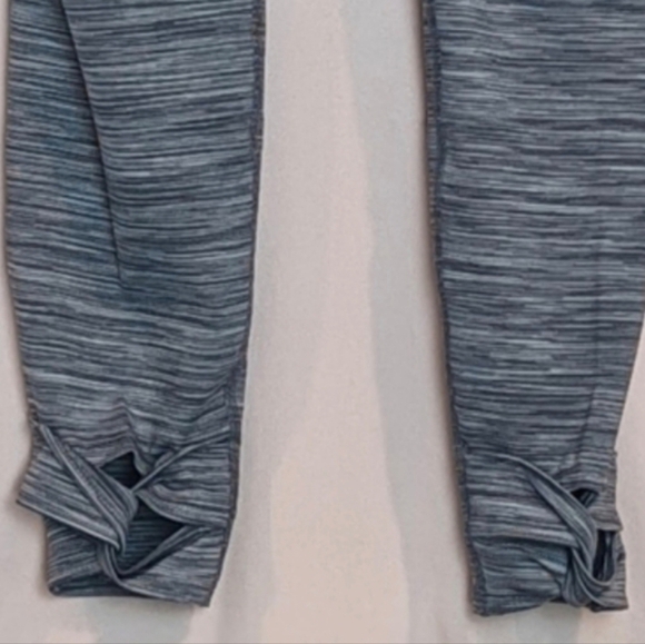 Old Navy Active Gray Mid Rise Fitted 7/8 Length Leggings size Medium - Picture 5 of 8